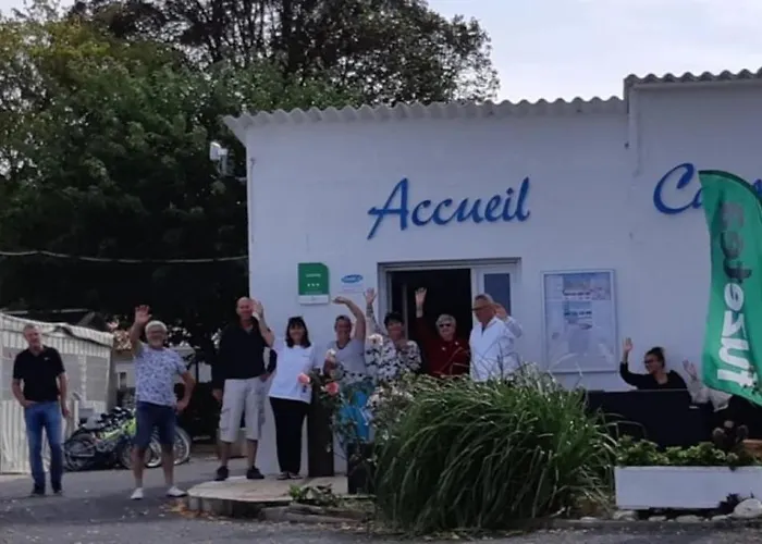 3 Etoiles - Piscine - Ccaihff *